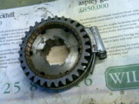 Trapping the six ball bearings with a circlip Trapping the six ball bearings with a circlip